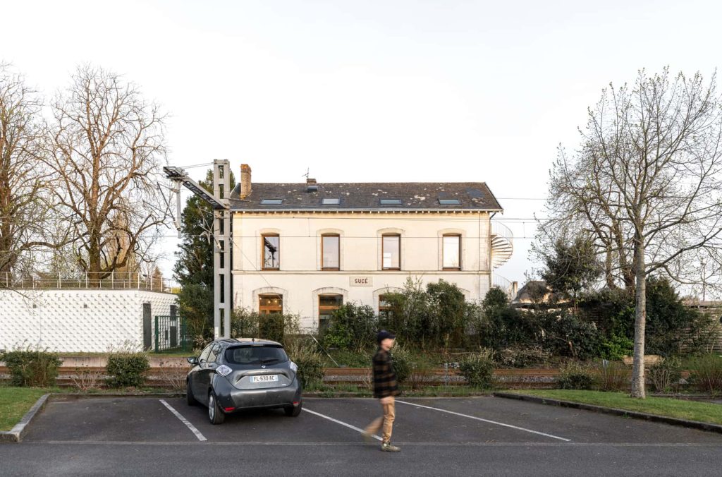 Suce-sur-Erdre_Tiers-lieu-gare Tiers-lieu Le quai des possibles, Sucé-sur-Erdre © Photo : Simon Guesdon. Maîtrise d'œuvre : Atelier Socle + Laus architectes
