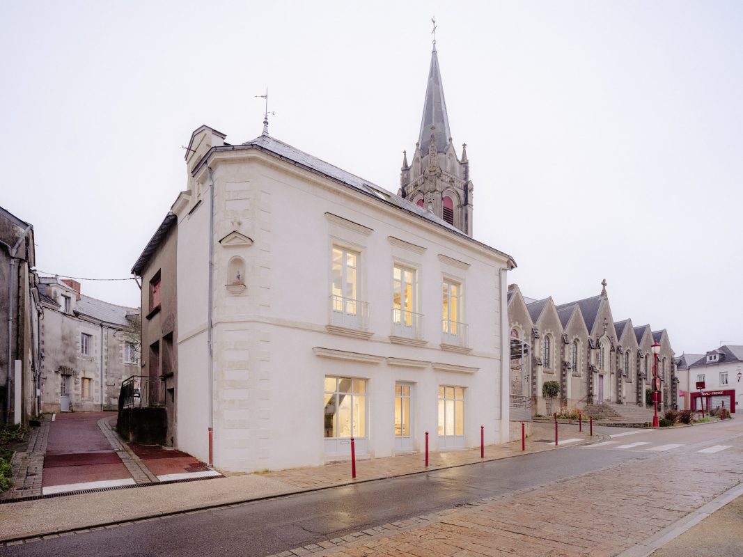 LEpicerie_transformation-dune-epicerie-en-tiers-lieu_LOOM-Architecture_bourg-vivant_©Francois-BAUDRY-1067x800 Transformation d'une épicerie en tiers-lieu à Sucé-sur-Erdre © MOE : Loom architecture. photo : François Baudry